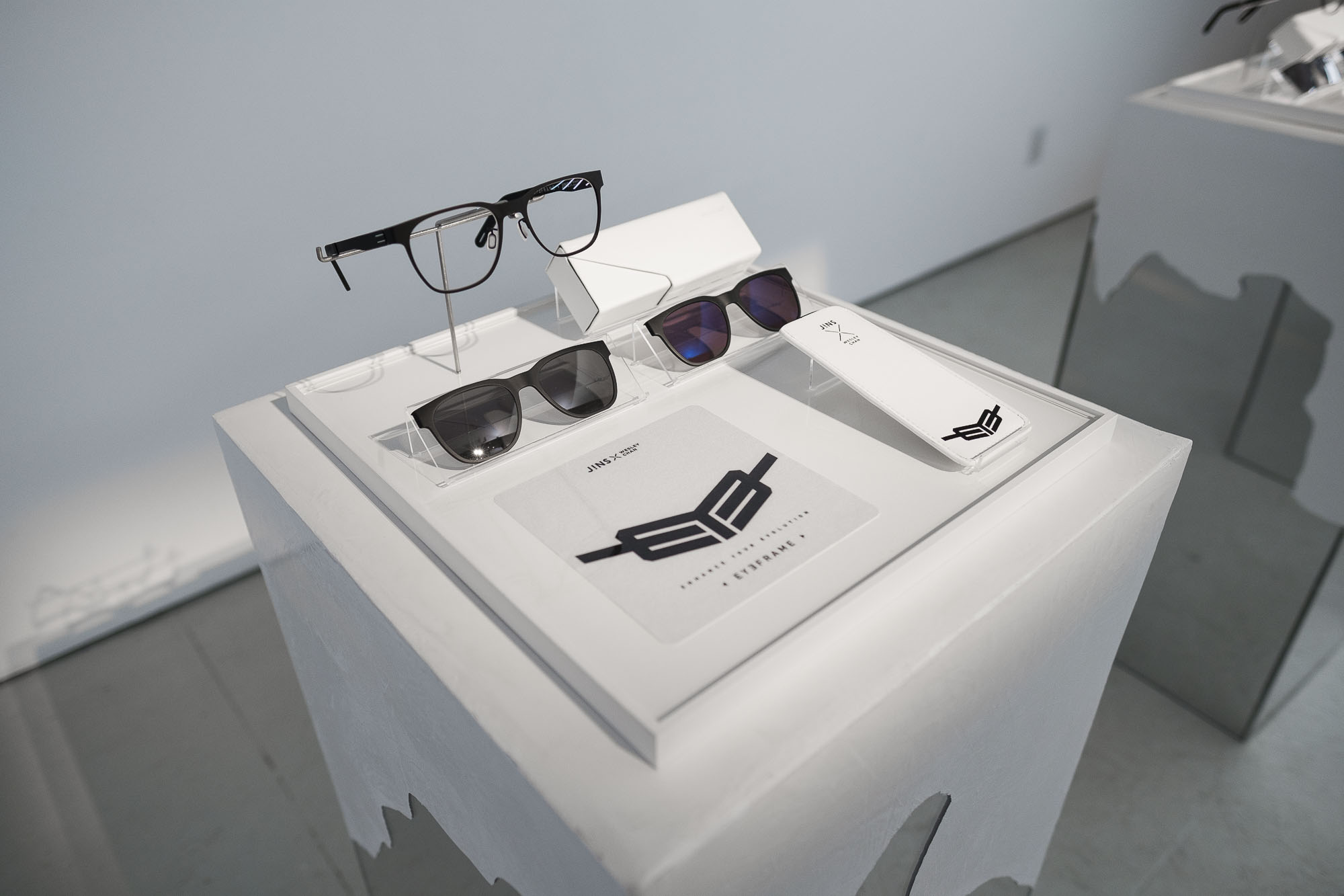 EYE Frame display fixture